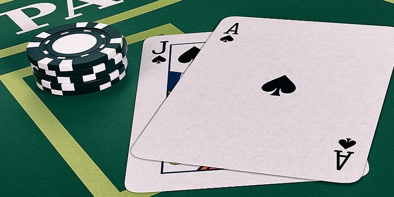 Một quân hình và một quân Át được xem là tay bài mạnh thắng trắng khi chơi Blackjack